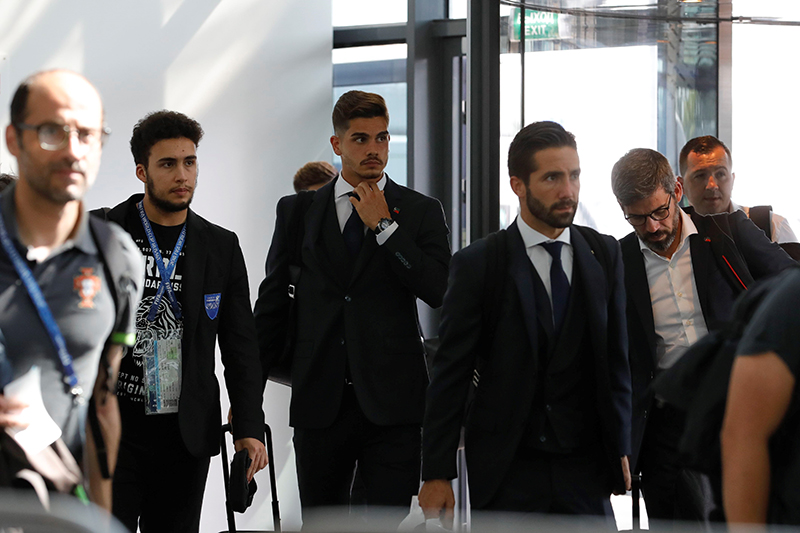 Ronaldo cùng đồng đội bảnh bao lên đường về nước