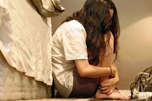 Nỗi đau thầm kín của người vợ trẻ có chồng già yêu bệnh hoạn