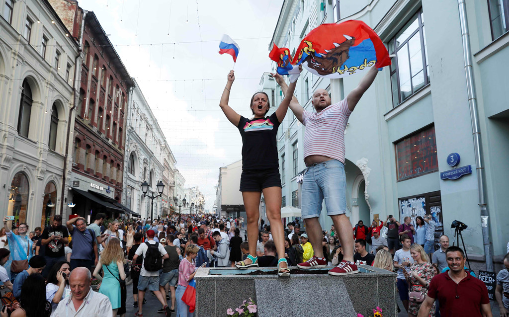 Cổ động viên trên khắp nước Nga ăn mừng chiến thắng lịch sử