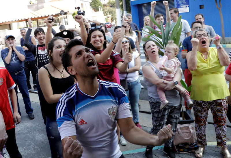 Cổ động viên trên khắp nước Nga ăn mừng chiến thắng lịch sử