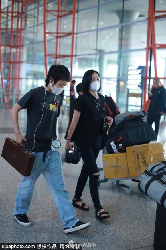 Sau tin ly hôn chồng, Châu Tấn sánh bước bên người tình đồng tính tin đồn