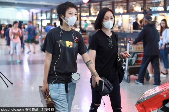 Sau tin ly hôn chồng, Châu Tấn sánh bước bên người tình đồng tính tin đồn