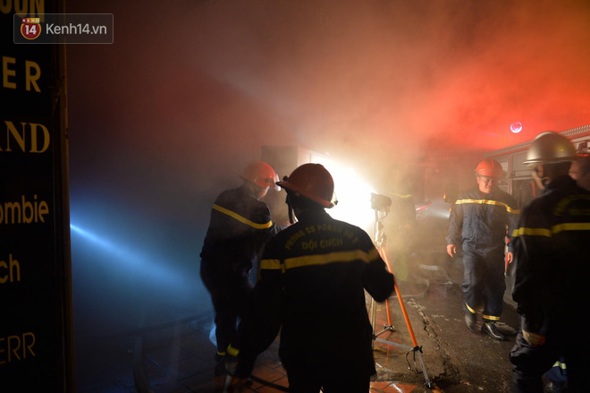 Hà Nội: Cháy khu tập thể A11 Nguyễn Quý Đức lúc nửa đêm, bà bầu và trẻ em được giải cứu an toàn