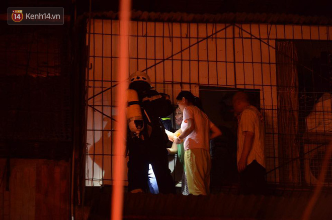 Hà Nội: Cháy khu tập thể A11 Nguyễn Quý Đức lúc nửa đêm, bà bầu và trẻ em được giải cứu an toàn