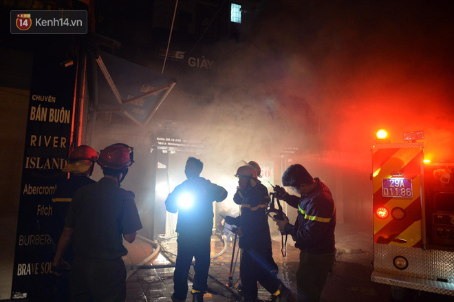 Hà Nội: Cháy khu tập thể A11 Nguyễn Quý Đức lúc nửa đêm, bà bầu và trẻ em được giải cứu an toàn