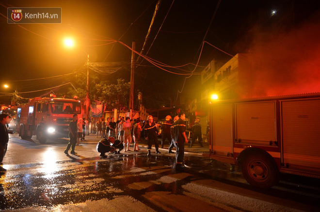 Hà Nội: Cháy khu tập thể A11 Nguyễn Quý Đức lúc nửa đêm, bà bầu và trẻ em được giải cứu an toàn