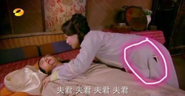 Sạn hài hước trong phim cổ trang: Thái thượng lão quân dùng Macbook, Vi Tiểu Bảo xài Iphone