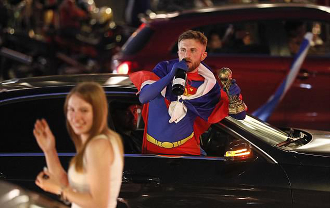 Người Nga mở tiệc thâu đêm mừng chiến thắng lịch sử tại World Cup