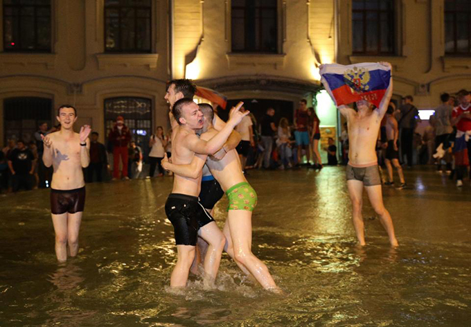 Người Nga mở tiệc thâu đêm mừng chiến thắng lịch sử tại World Cup