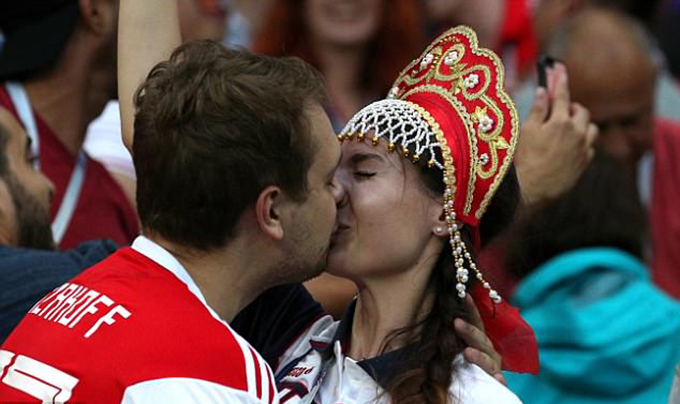 Người Nga mở tiệc thâu đêm mừng chiến thắng lịch sử tại World Cup