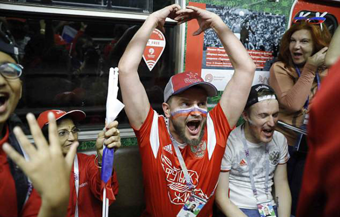 Người Nga mở tiệc thâu đêm mừng chiến thắng lịch sử tại World Cup