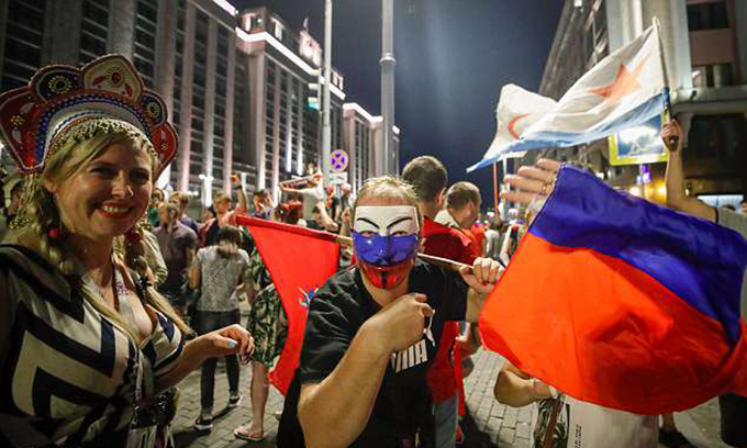Người Nga mở tiệc thâu đêm mừng chiến thắng lịch sử tại World Cup