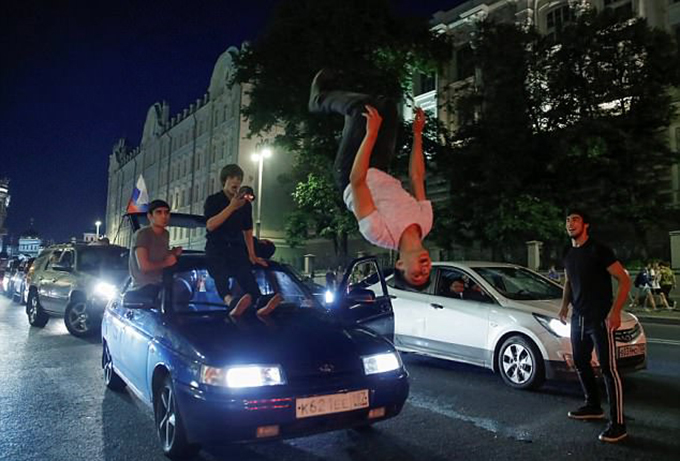 Người Nga mở tiệc thâu đêm mừng chiến thắng lịch sử tại World Cup