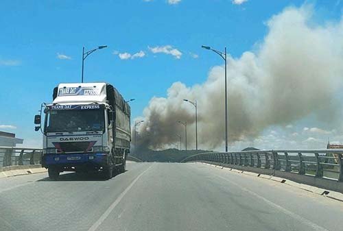 Rừng thông bốc cháy giữa nắng nóng 40 độ