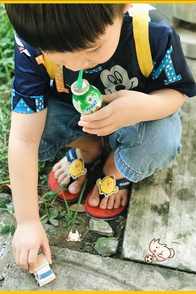 Cậu bé siêu đáng yêu với loạt biểu cảm khó đỡ khiến ai cũng chỉ muốn bắt về nuôi