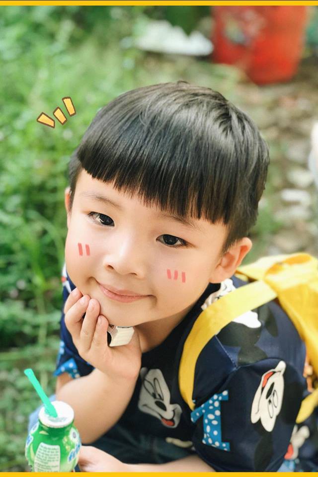 Cậu bé siêu đáng yêu với loạt biểu cảm khó đỡ khiến ai cũng chỉ muốn bắt về nuôi