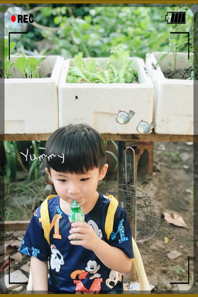 Cậu bé siêu đáng yêu với loạt biểu cảm khó đỡ khiến ai cũng chỉ muốn bắt về nuôi