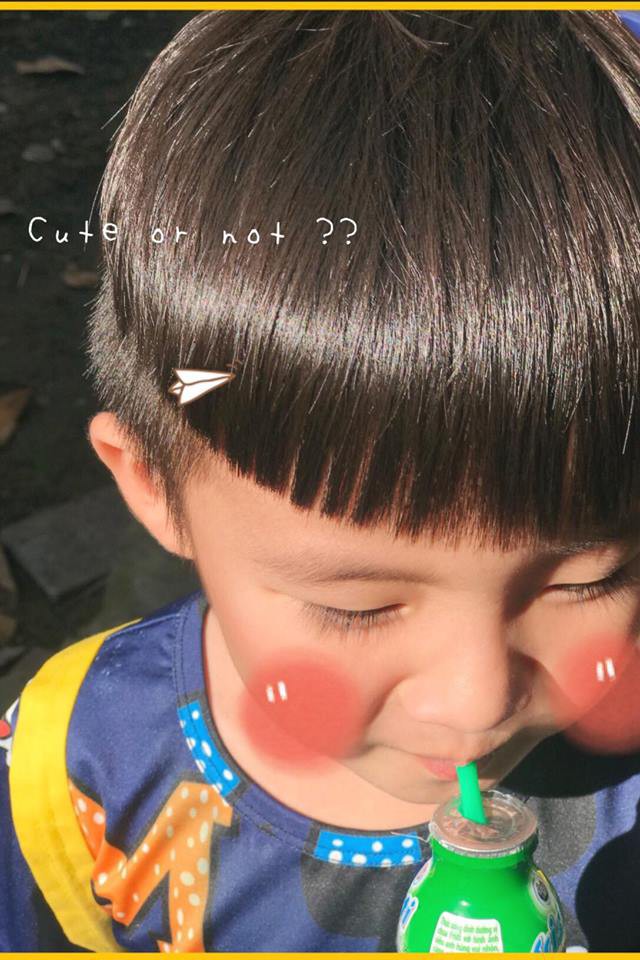 Cậu bé siêu đáng yêu với loạt biểu cảm khó đỡ khiến ai cũng chỉ muốn bắt về nuôi