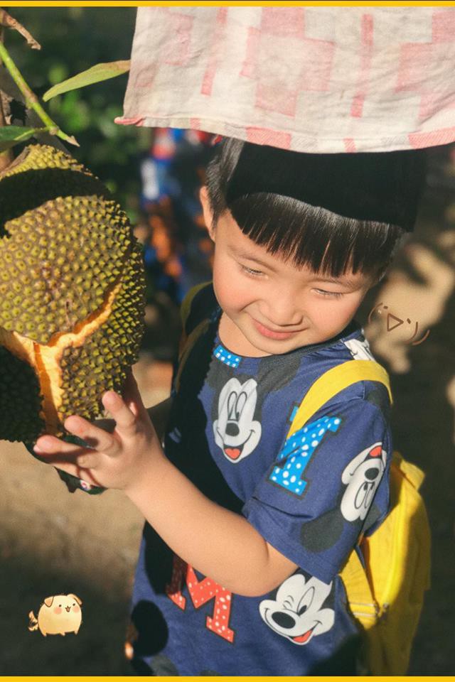 Cậu bé siêu đáng yêu với loạt biểu cảm khó đỡ khiến ai cũng chỉ muốn bắt về nuôi