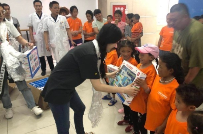 Làm từ thiện, Phạm Băng Băng đang cố gắng tẩy trắng sau loạt scandal trốn thuế, thua bạc và từ bỏ quốc tịch Trung Quốc?