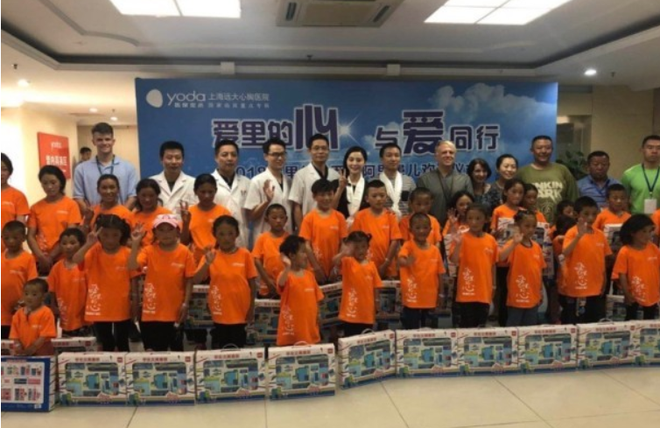 Làm từ thiện, Phạm Băng Băng đang cố gắng tẩy trắng sau loạt scandal trốn thuế, thua bạc và từ bỏ quốc tịch Trung Quốc?