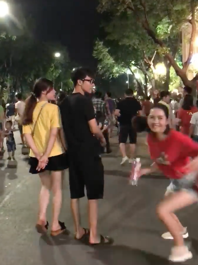 Troll đốt nhà: Đang đi bộ bỗng chạy lại nắm tay người lạ, suýt tí nữa cô gái trở thành tội đồ tình yêu