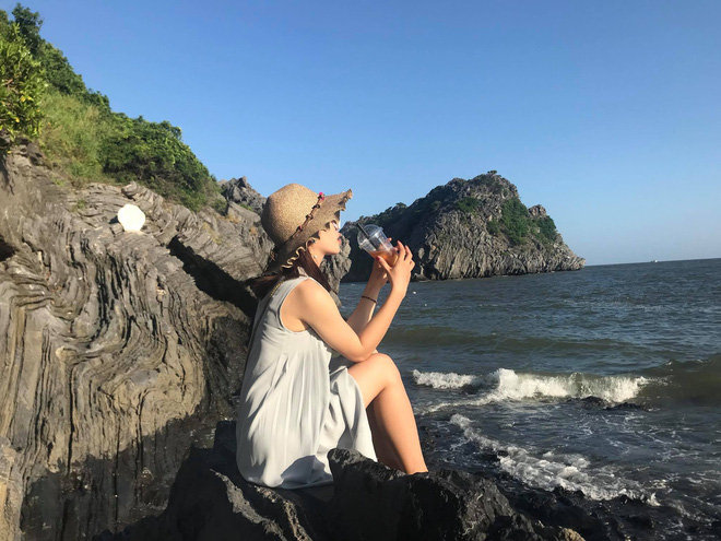 Troll đốt nhà: Đang đi bộ bỗng chạy lại nắm tay người lạ, suýt tí nữa cô gái trở thành tội đồ tình yêu