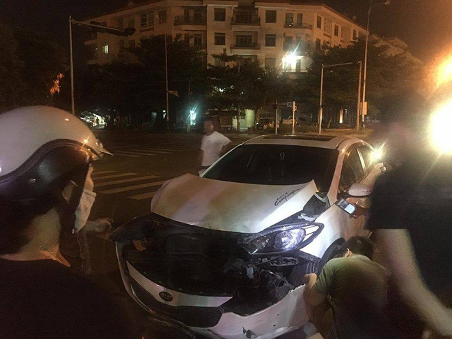 Tài xế hoảng loạn không nhấn phanh, ô tô đâm vào quán nhậu khiến khách chạy tán loạn