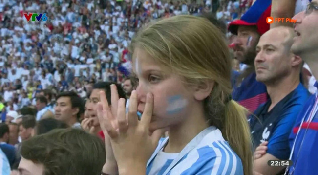 MXH dậy sóng vì đôi mắt xanh thẫn thờ của CĐV nhí cuối trận thua cay đắng của Argentina trước Pháp