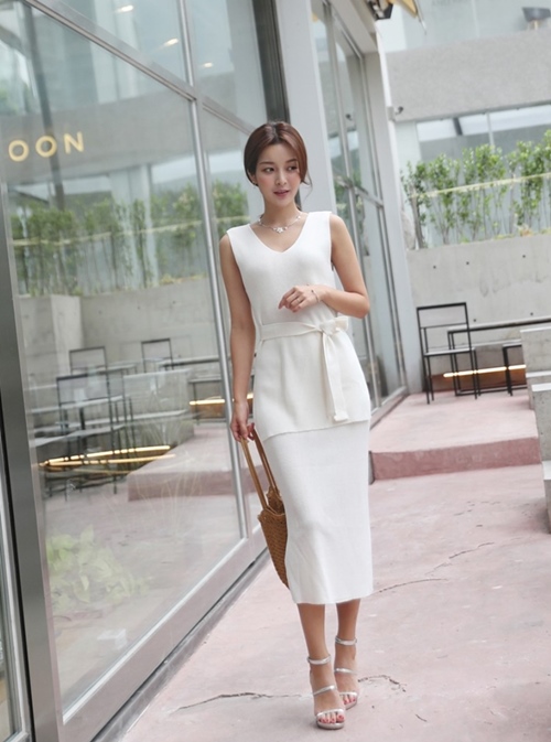 Đã có cách mặc áo không tay đến công sở không lo bị sếp quở