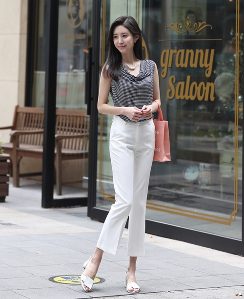 Đã có cách mặc áo không tay đến công sở không lo bị sếp quở Đã có cách mặc áo không tay đến công sở không lo bị sếp quở