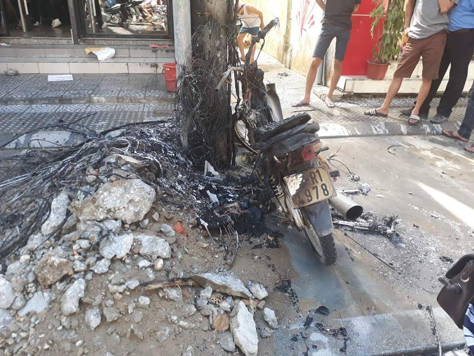 Trụ điện bất ngờ bốc cháy thiêu rụi xe máy của người dân