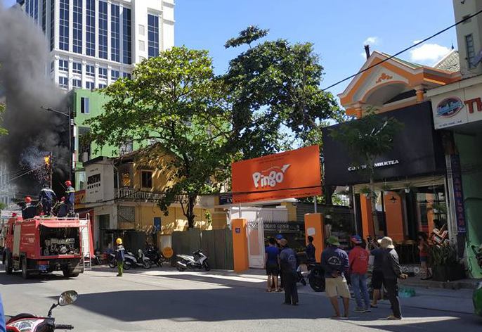 Trụ điện bất ngờ bốc cháy thiêu rụi xe máy của người dân