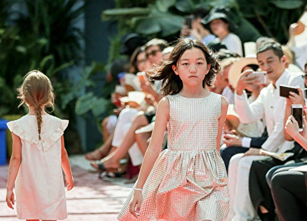 Con gái của Lý Á Bằng: Nỗi đau khuyết tật và sự mạnh mẽ khó tin của cô bé 12 tuổi