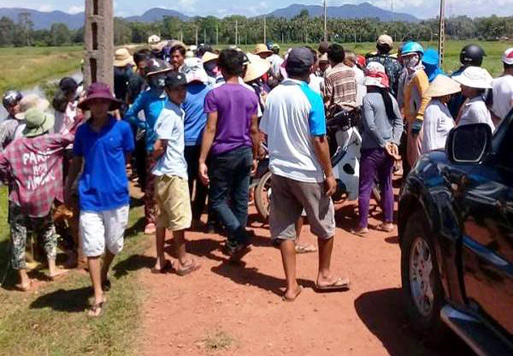 Người dân giữ xe, đòi đối thoại về dự án điện mặt trời