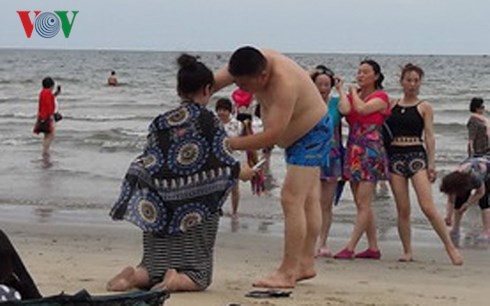 Du khách tắm biển Đà Nẵng bị ngứa ngáy, nổi mẩn đỏ khắp người