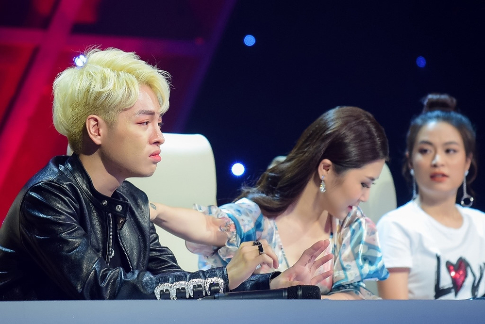 Đức Phúc đáp trả cực đanh đá khi bị antifan chê Tí tuổi đã làm giám khảo