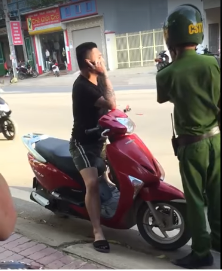 Bị bắt vì đi xe máy không đội mũ bảo hiểm, nam thanh niên xăm trổ gọi cả bố mẹ đến chửi bới, lăng mạ công an