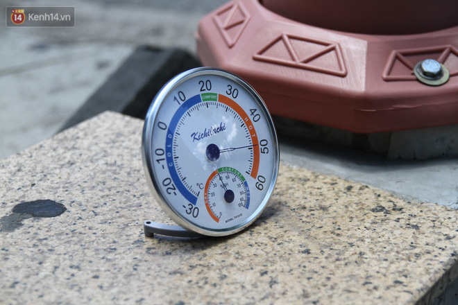 Choáng với cái nóng của Hà Nội: Nhiệt kế trên nắp capo ô tô lên 50 độ C, dân công sở sốc nhiệt khi ra khỏi văn phòng