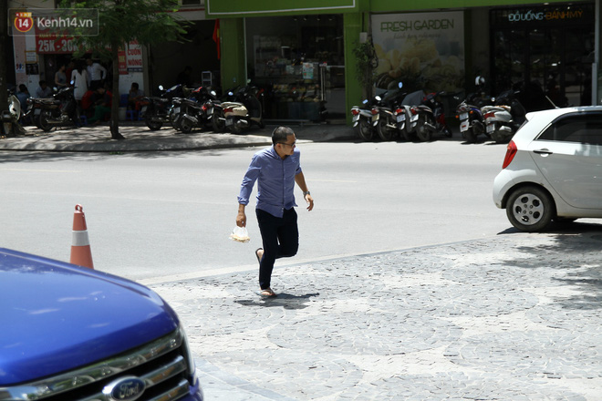 Choáng với cái nóng của Hà Nội: Nhiệt kế trên nắp capo ô tô lên 50 độ C, dân công sở sốc nhiệt khi ra khỏi văn phòng