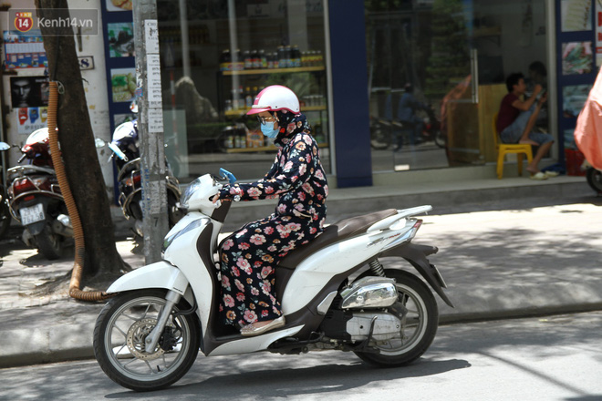 Choáng với cái nóng của Hà Nội: Nhiệt kế trên nắp capo ô tô lên 50 độ C, dân công sở sốc nhiệt khi ra khỏi văn phòng