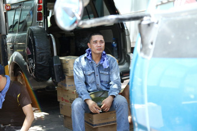 Choáng với cái nóng của Hà Nội: Nhiệt kế trên nắp capo ô tô lên 50 độ C, dân công sở sốc nhiệt khi ra khỏi văn phòng