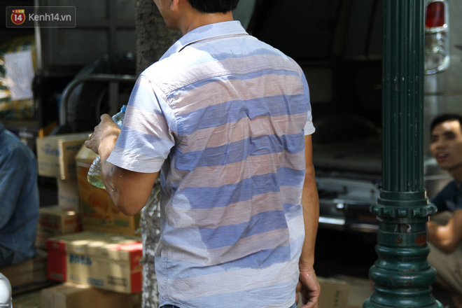 Choáng với cái nóng của Hà Nội: Nhiệt kế trên nắp capo ô tô lên 50 độ C, dân công sở sốc nhiệt khi ra khỏi văn phòng