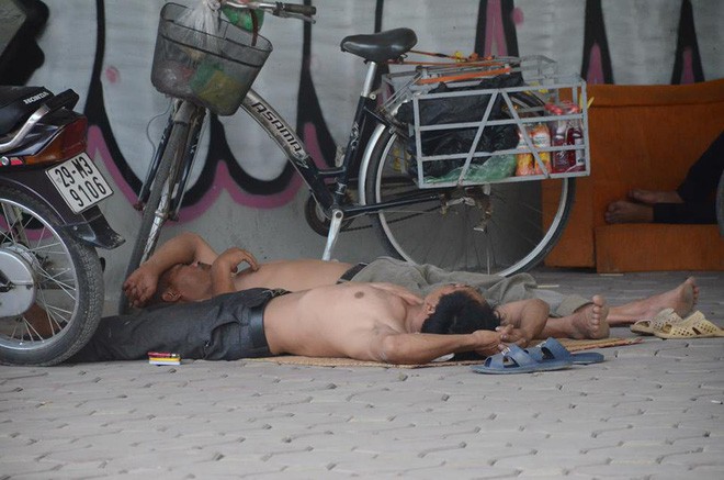 Choáng với cái nóng của Hà Nội: Nhiệt kế trên nắp capo ô tô lên 50 độ C, dân công sở sốc nhiệt khi ra khỏi văn phòng