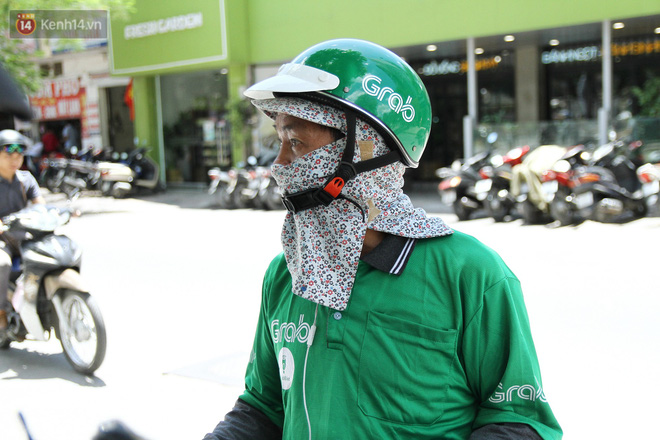 Choáng với cái nóng của Hà Nội: Nhiệt kế trên nắp capo ô tô lên 50 độ C, dân công sở sốc nhiệt khi ra khỏi văn phòng