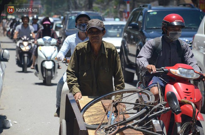 Choáng với cái nóng của Hà Nội: Nhiệt kế trên nắp capo ô tô lên 50 độ C, dân công sở sốc nhiệt khi ra khỏi văn phòng