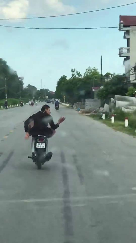 Nam thanh niên điều khiển xe bằng chân, vừa lái xe vừa múa cả đoạn đường dài