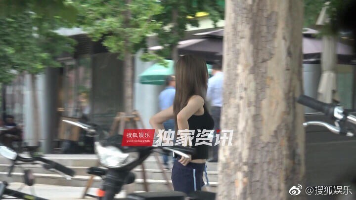 Lý Tiểu Lộ mặc quần ngắn cũn cỡn, vui vẻ đi đón con gái giữa lùm xùm ngoại tình lần 2