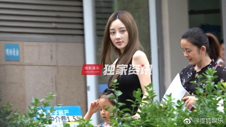 Lý Tiểu Lộ mặc quần ngắn cũn cỡn, vui vẻ đi đón con gái giữa lùm xùm ngoại tình lần 2