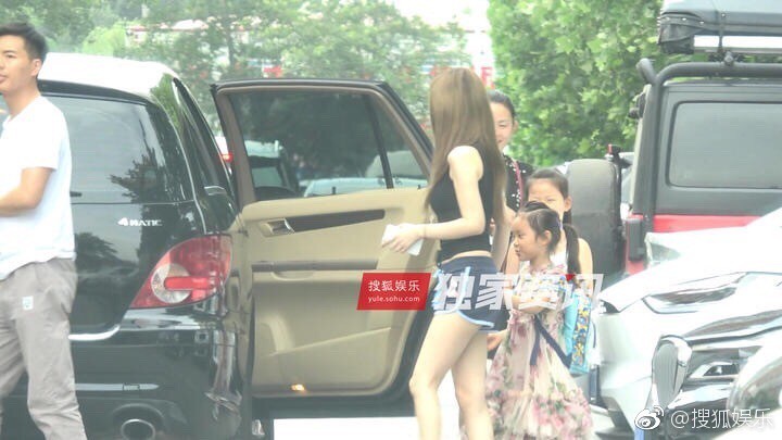 Lý Tiểu Lộ mặc quần ngắn cũn cỡn, vui vẻ đi đón con gái giữa lùm xùm ngoại tình lần 2